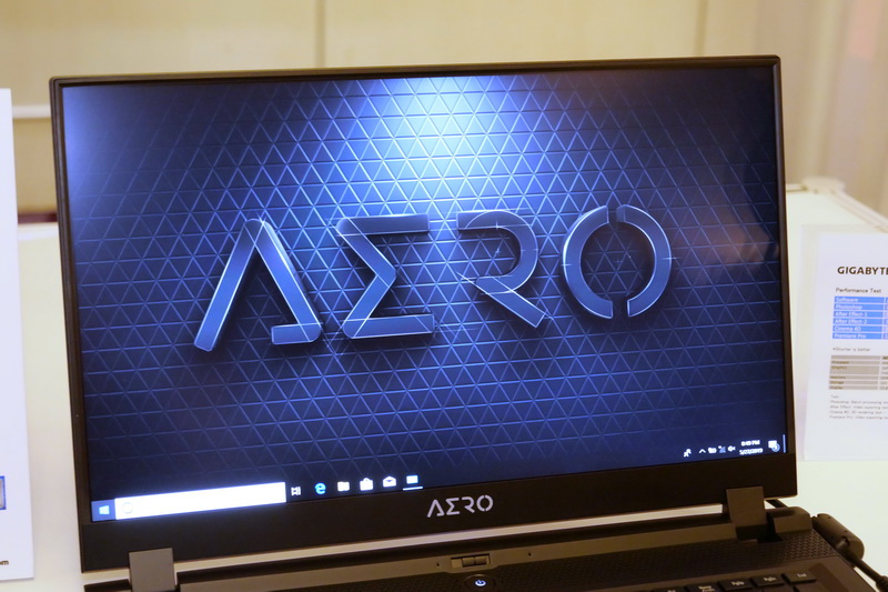 ディスプレイは17.3型で3種類のパネルを用意。展示機では、AUO製4Kパネルを搭載しており、こちらもPANTONE認証を取得している