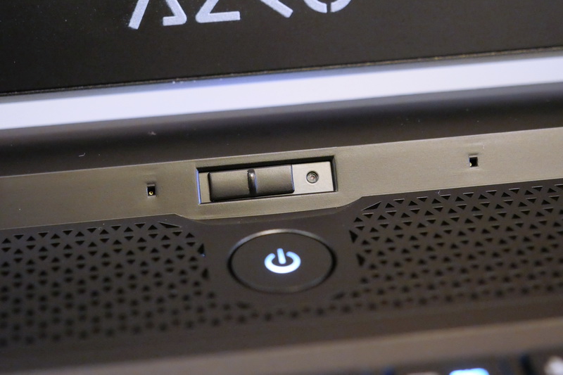 キーボード奥にシャッター付きWebカメラを搭載