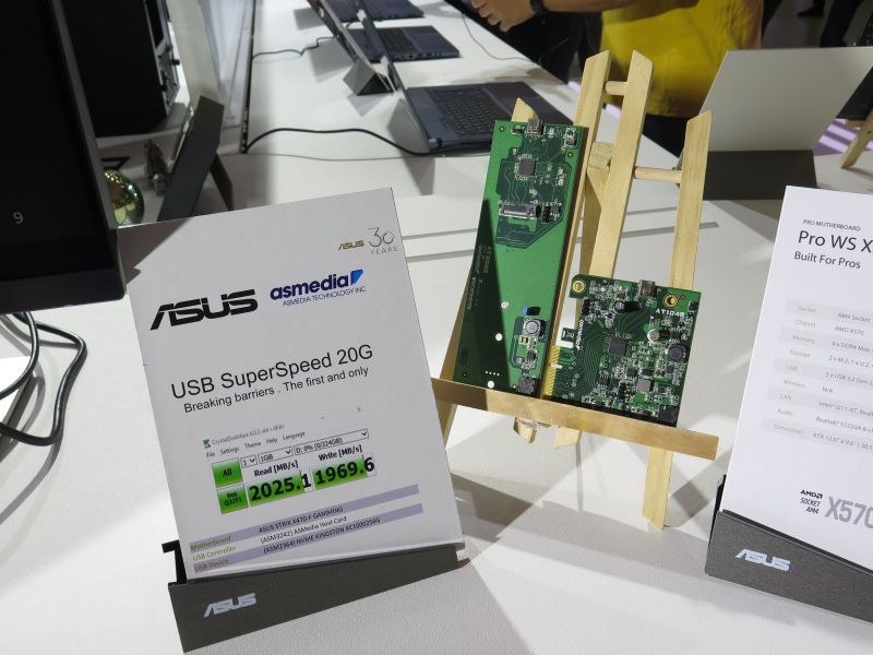 ASM3242(右)とASM2364(左)の展示