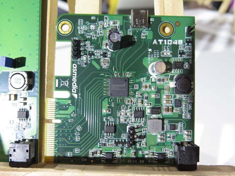 ASM3242はPCI Express x4すべてが結線されており、USBはType-Cの1ポートのみとなるようだ