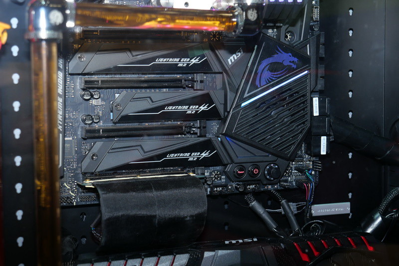 PCI Express x16スロットを4本用意。いずれもPCIe Gen4対応