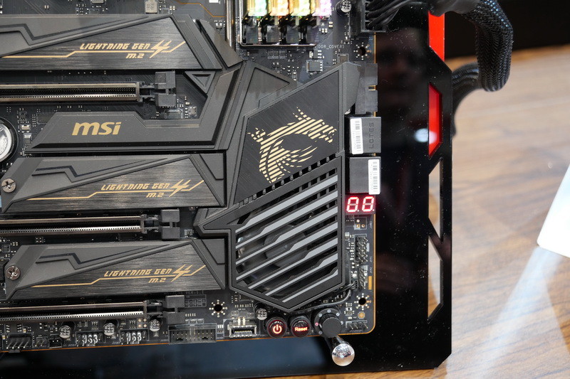 チップセットヒートシンクには空冷ファンを搭載