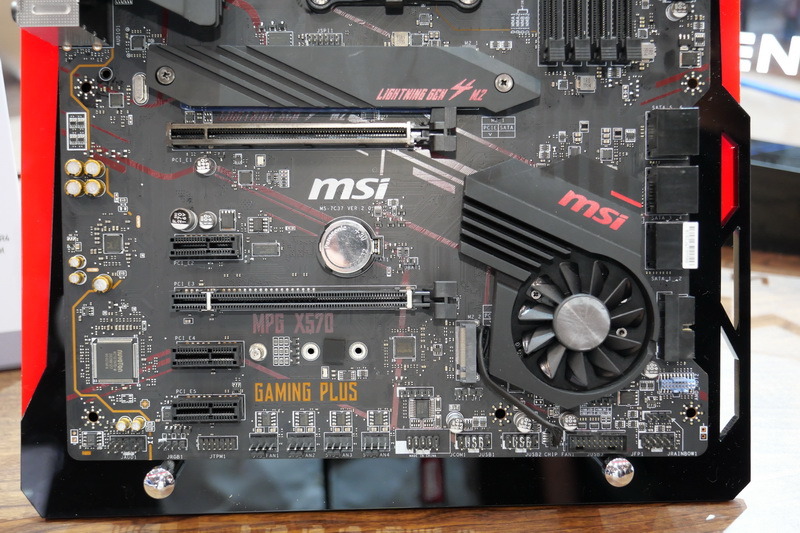 拡張スロットはPCI Express Gen4 x16が2本とPCI Express Gen 4 x1が3本。M.2は2スロットで、1本のみPCIe Gen4 x4対応