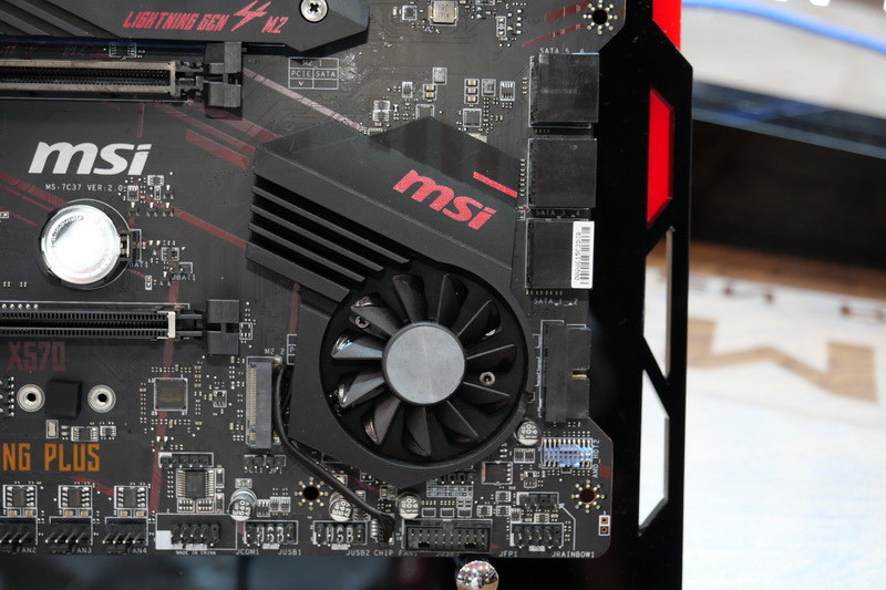 チップセットにはFrozr Heatsink Designを装着