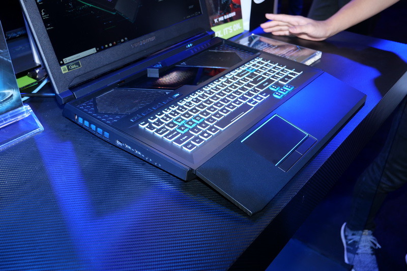 HyperDrift Keyboardを手前に引き出した状態。パームレスト部が折れて斜めに固定され、手首にもやさしい