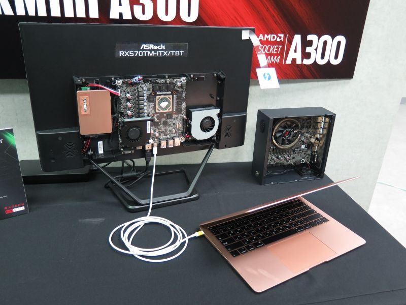 ノートPCとはThunderbolt 3で接続