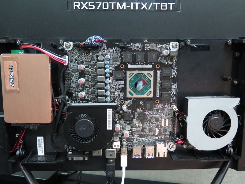 液晶ディスプレイ背面に組み込んだ想定