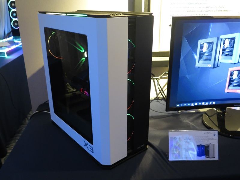 ZALMANのフラグシップケース「X3」。サイドパネルは換装可能だ