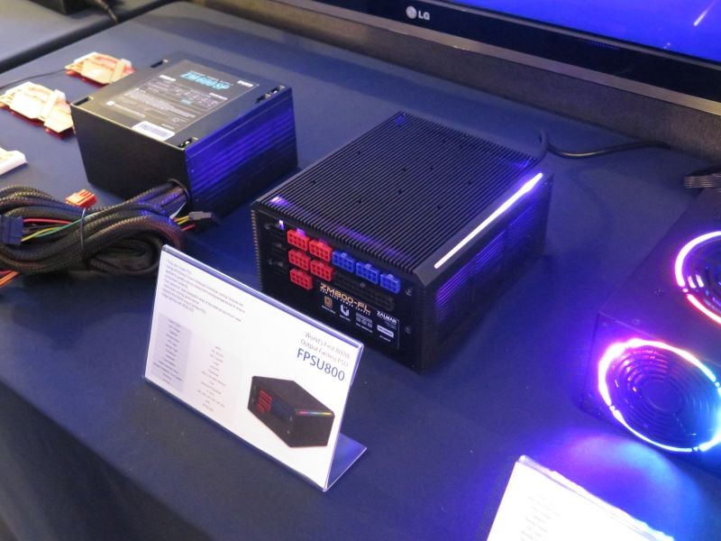 FPSU800は完全ファンレスなプラグイン式ATX電源。ファンはないがRGB LEDイルミネーションがついている