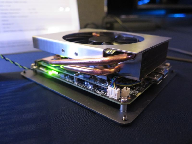 MXMモジュールを採用し、基板を亀の子のように重ねることで小型化を実現