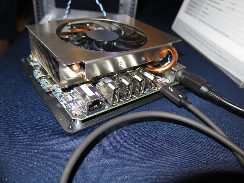 インターフェイスは3基のDisplayPort 1.4、HDMI 2.0a、2基のUSB 3.1、Gigabit Ethernetを搭載