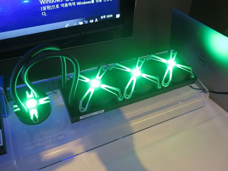 簡易水冷のReseratorシリーズ。液体をヘッドに送るほうと吸い出すほう両方にブレードを設け、流量を高めている