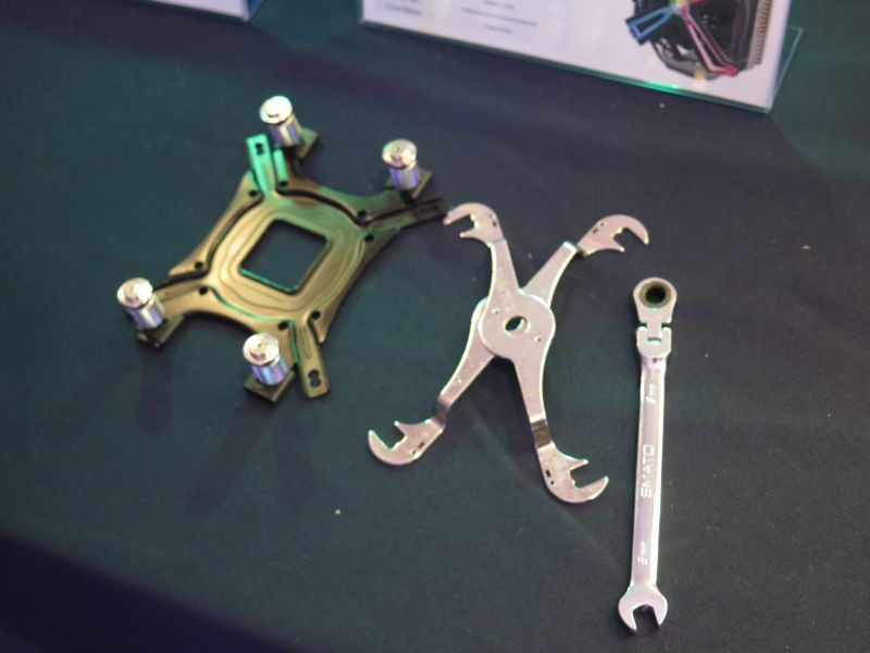 リテンションはベースの上にかぶせるタイプ