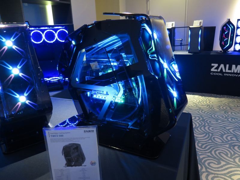 液浸を前提にしたアクリルケース「TWCS 500」。あくまでもコンセプトで、市販予定はなし