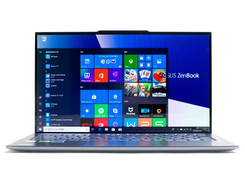 前面。かなり狭額縁だ。パネル中央上に出っ張り(逆ノッチ?)があり、そこにWebカメラが仕込まれている