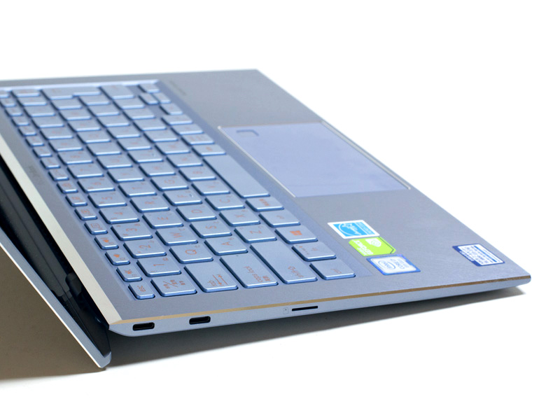 左側面はType-C×2、microSDカードスロット