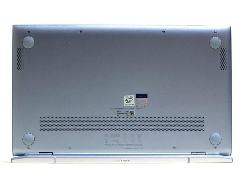 裏は四隅にゴム足。手前左右にスピーカー