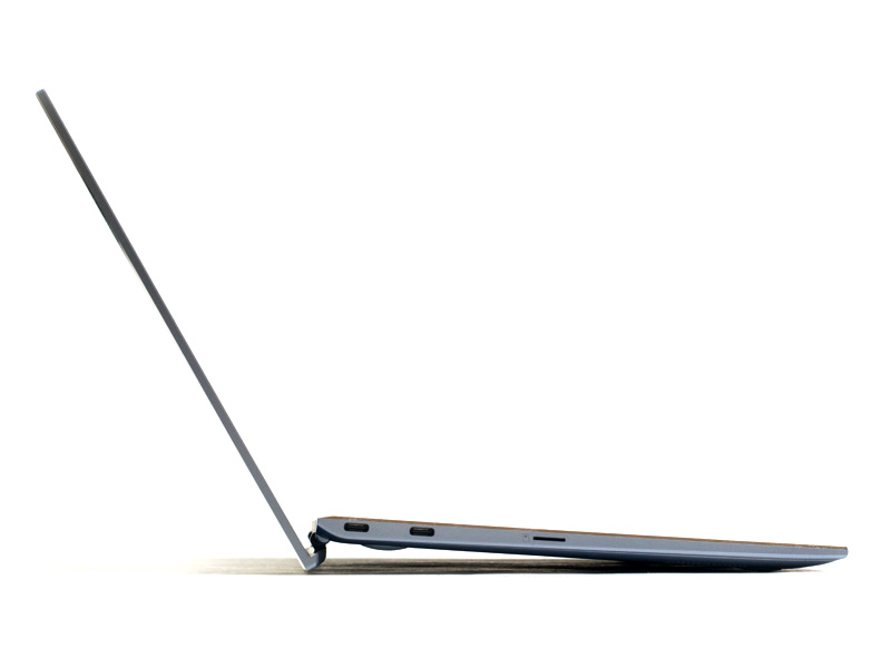 横から。パネルを傾けると、下の部分が足替わりになり、最大4度キーボードが傾く仕掛けになっている。パネルの傾きはこれが最大