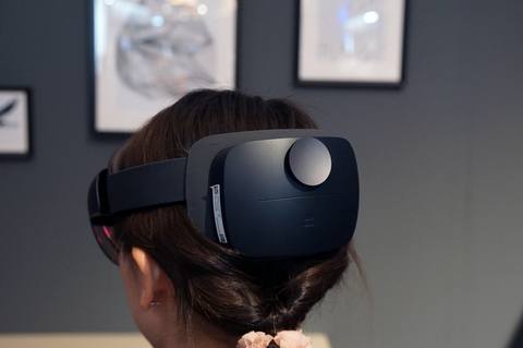 Hololens 2を体験 10本指ジェスチャと視線追跡で現実さながらの操作性に一歩前進 Pc Watch