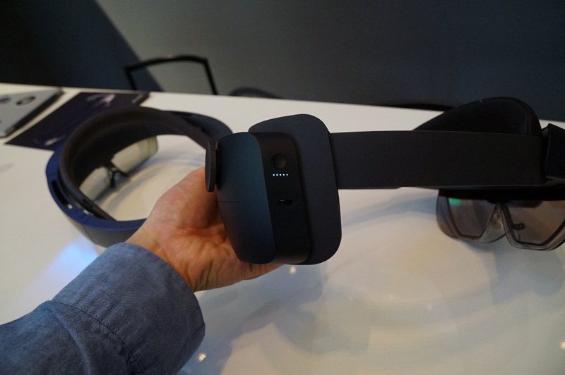 背面部に電源ボタンと、充電用のUSB Type-Cポートがある