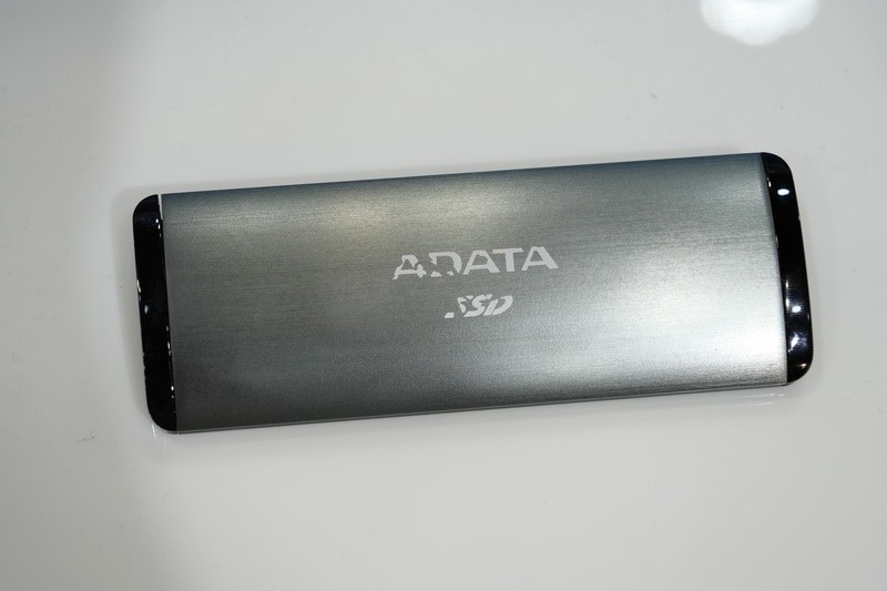 こちらは「SE700」。ややサイズは大きいが、こちらもUSB 3.2 Gen2対応で、リード最大1,000MB/sを誇る