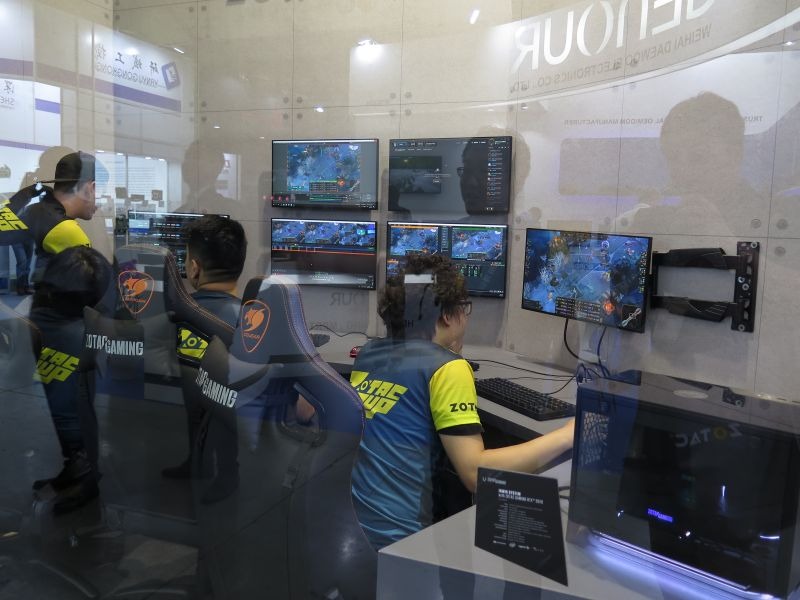 ZBOXシリーズを使えば、こうしたゲーム大会の配信スタジオもかなりスッキリとしたレイアウトが実現できる