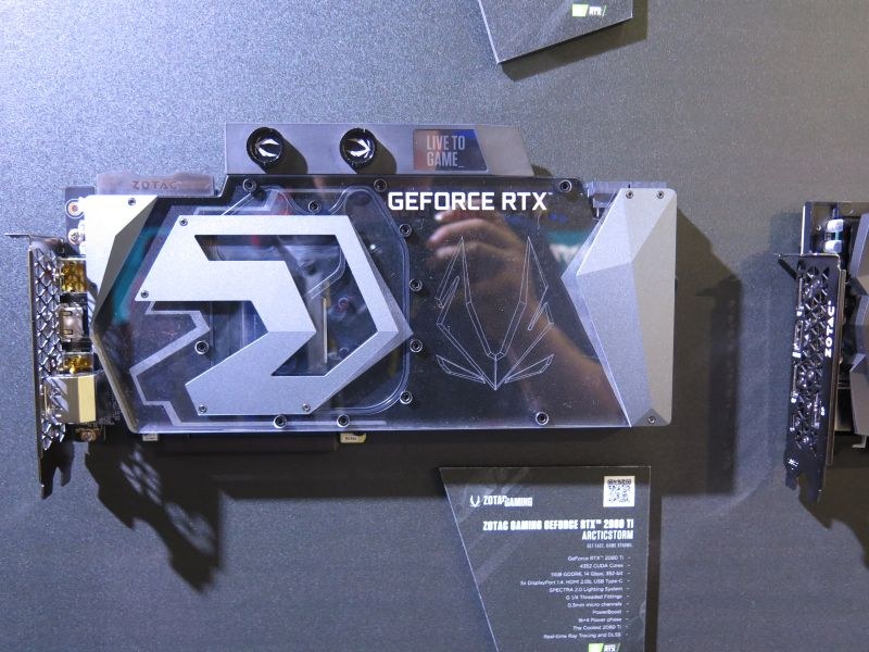 従来のGeForce RTX 2080 Ti ArcticStorm。水冷ヘッドは1スロットだったが、肝心なブラケットが2スロット占有だった