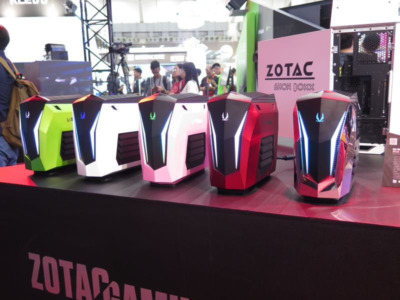 カラバリも受注で展開。なお、中央のピンクモデルについては香港限定で販売開始しているとのこと