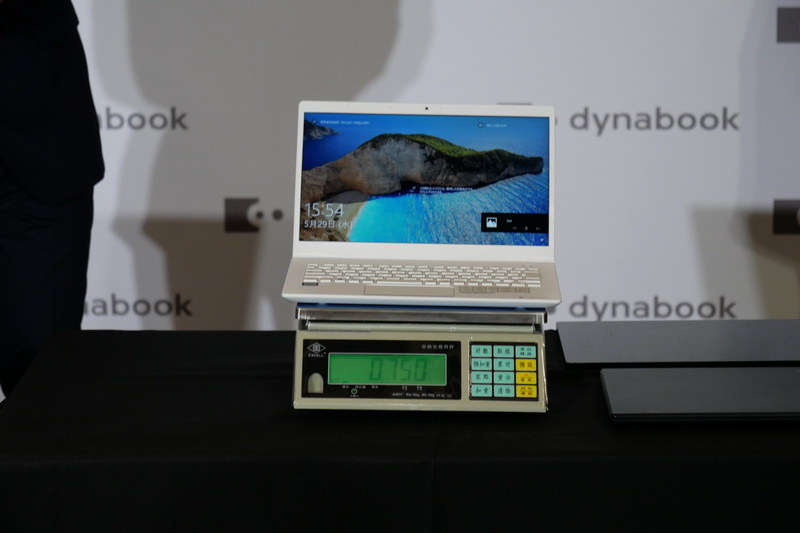 約779gの軽さで優れた機動力を発揮すると紹介