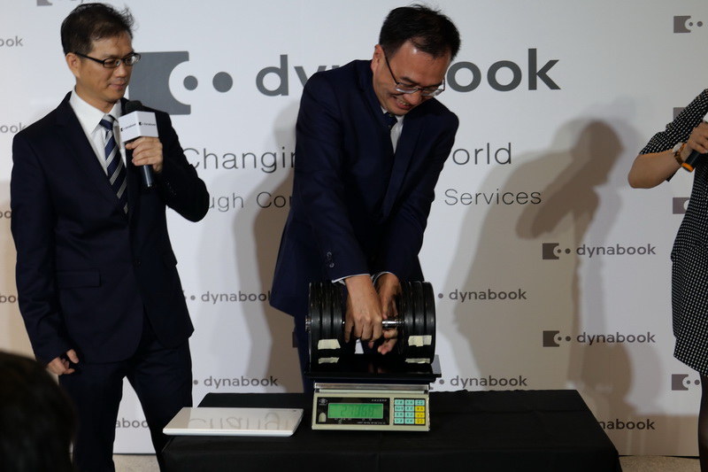 30kg近い鉄アレイを乗せ、優れた堅牢性をアピール