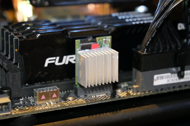 ブースでは、microSD ExpressをPCのPCIeポートに直接接続した状態での性能テストも実施