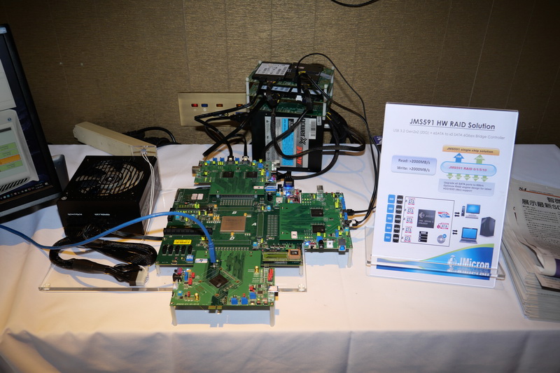 JMS591のプロトタイプにSATA SSDを4台接続してデモが行われた