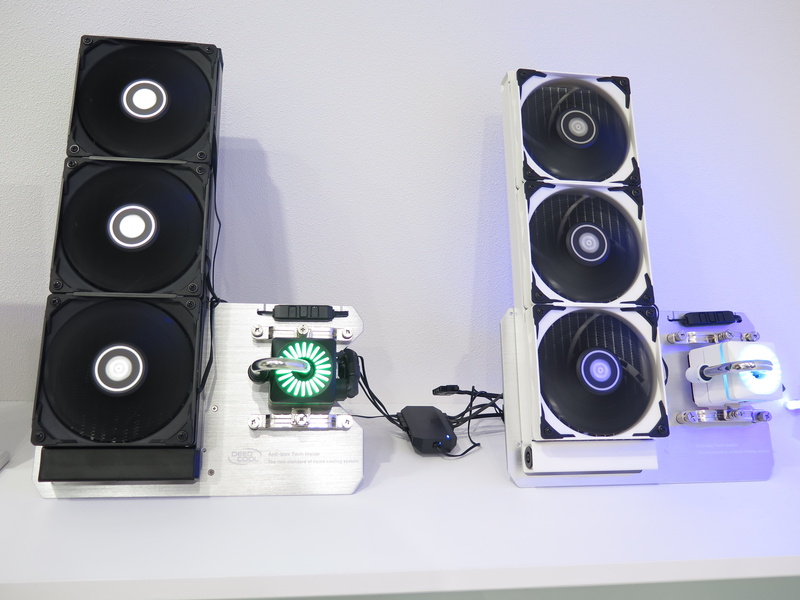 CAPTAIN 360X(左)と同360X WHITE(右)