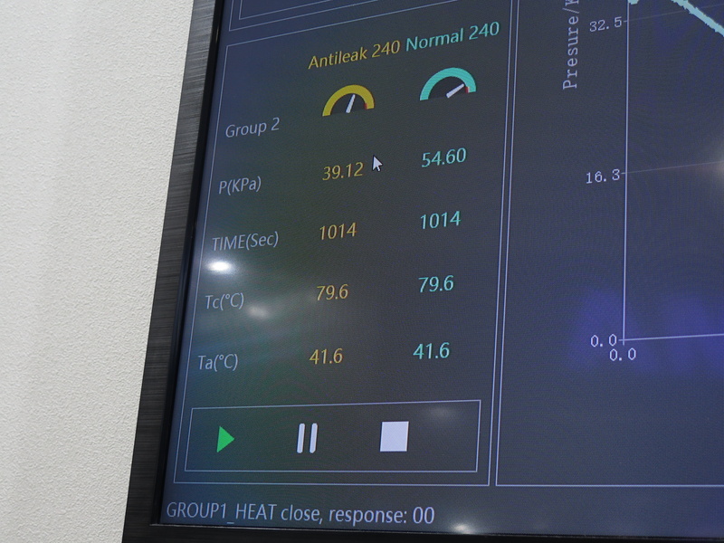 ブースでは、CPU温度が上昇したさいに内圧の上昇が従来品と比較して緩やかになることをデモしている