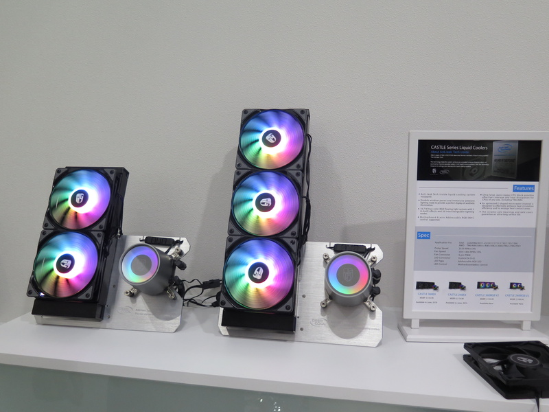 CASTLE 240RGB V2(左)と同360RGB V2(右)