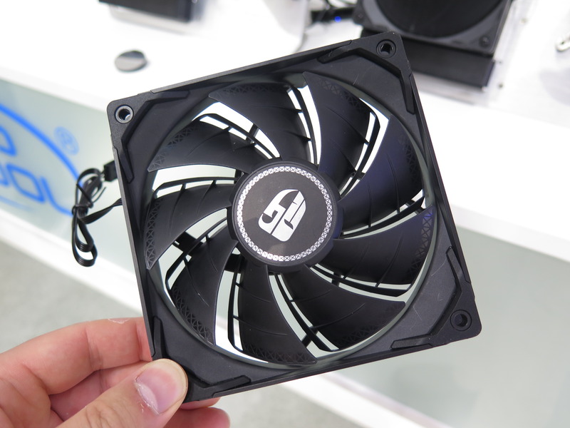 EXシリーズではデュアルブレードファンを採用し、風圧を高めた