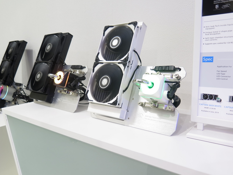 CAPTAIN 240X(左)と同240X WHITE(右)