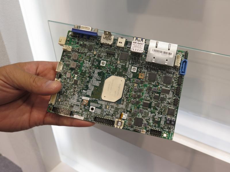 Coreプロセッサ採用の小型マザーボード。おもに組み込み用だ