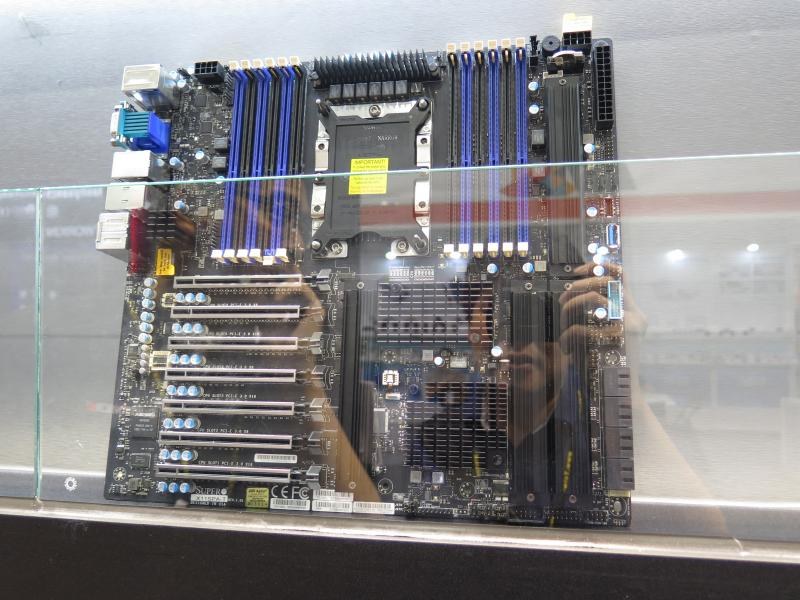 Xeonは意外にも安価な設定のモデルがあるため、X11SPA-Tマザーボードは売れ行きがいいとのこと。ただし本製品とメモリは安くはない