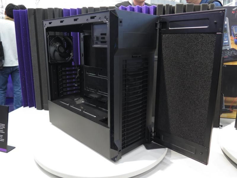 Silencio S600。容易に着脱できる防塵フィルタや前面ドア、吸音材つき金属サイドパネルなどが特徴。なお、ガラスサイドパネルの用意もある