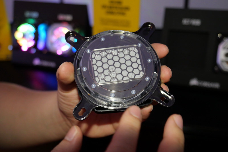 CPU設置面にはあらかじめグリースが塗られている