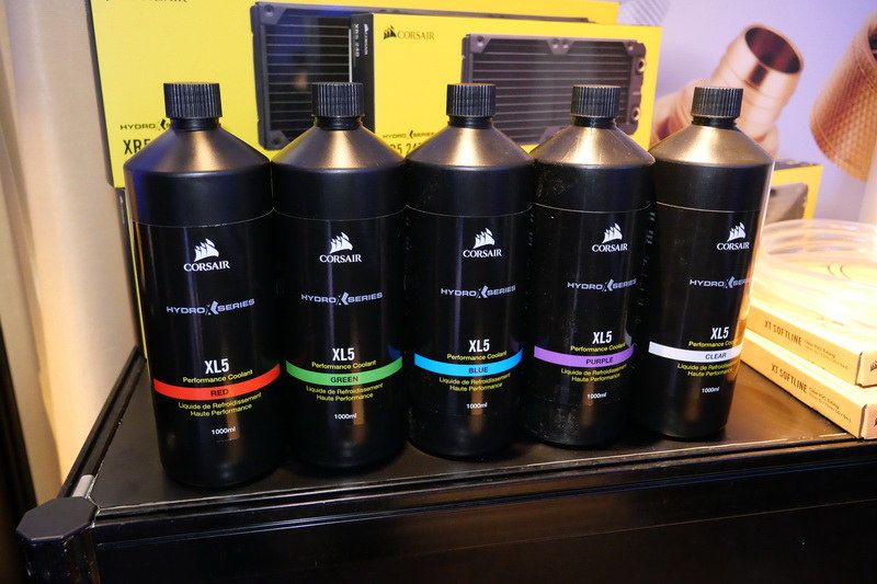 クーラントは、赤、美織、青、紫、透明の5色を用意