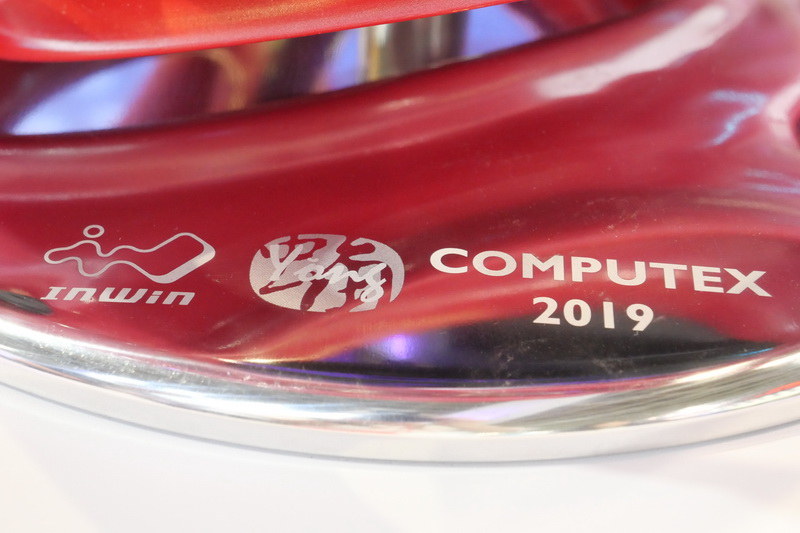 下部にはロゴとCOMPUTEX 2019の刻印があり、この他に1台ずつにシリアルナンバーが刻印されるという