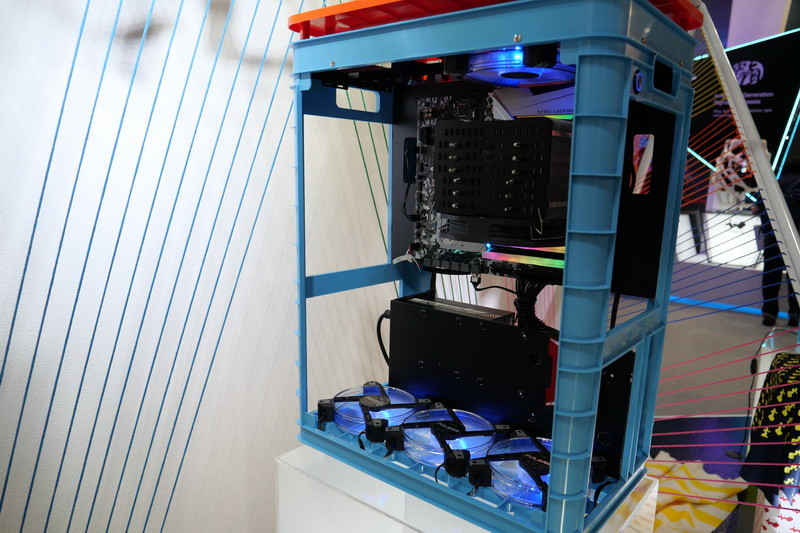 外装はABS樹脂製で、PCパーツは内部のアルミフレームに装着