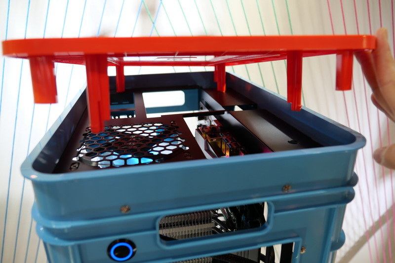 マザーボードは、背面I/Oパネルがトップに来る向きに装着する