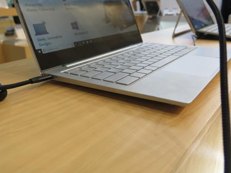 左側面はType-Cのみとシンプル