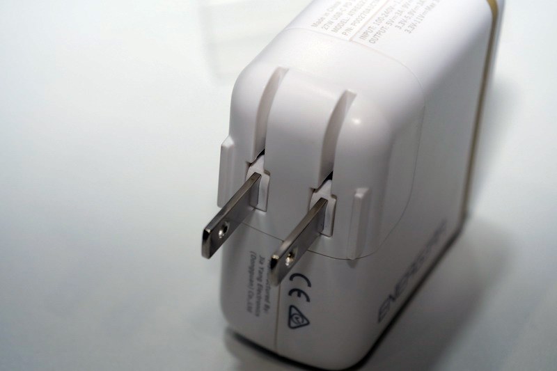 電源プラグは折りたたみ式