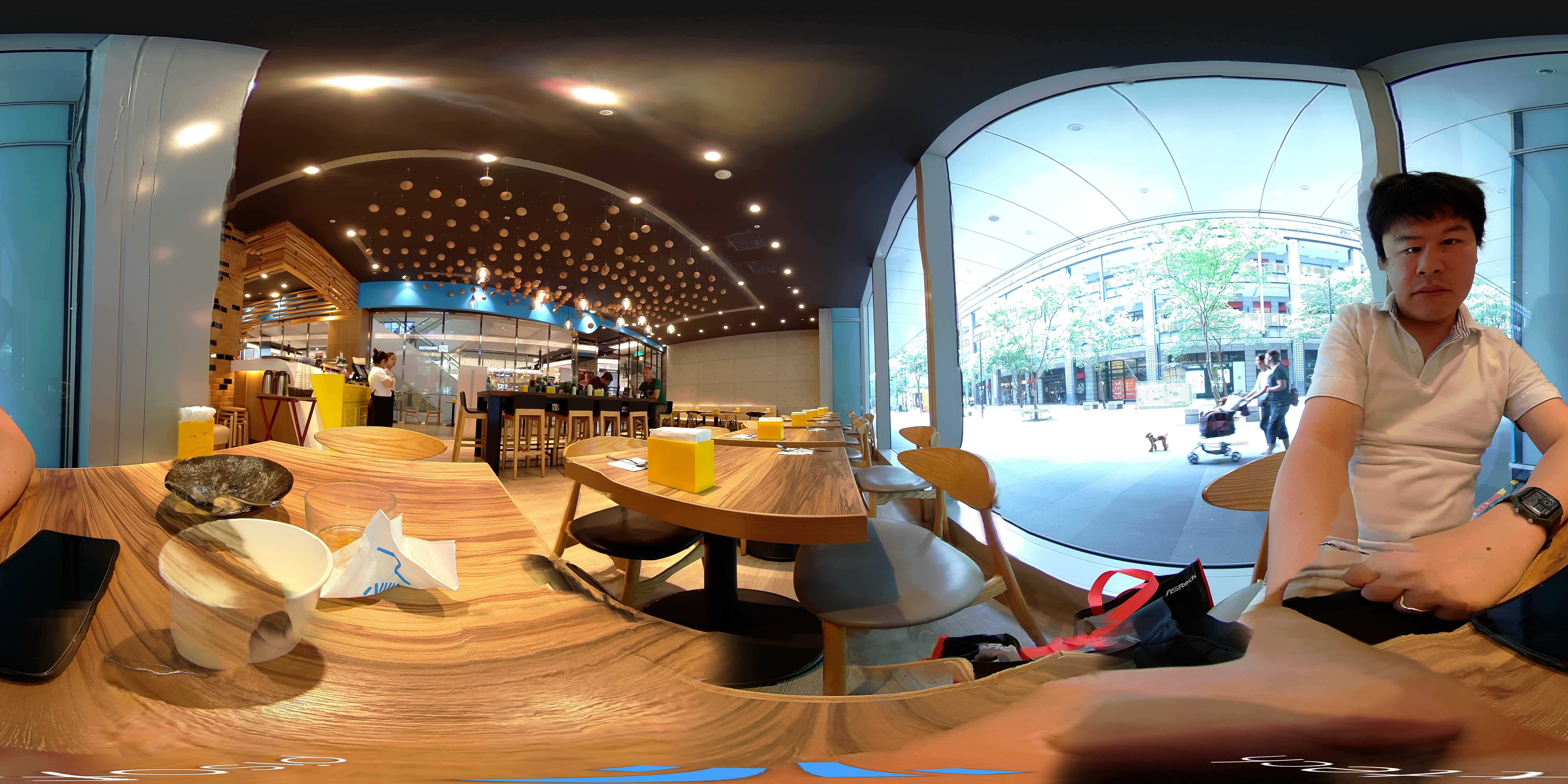 写真の撮影サンプル。ハイライトが白飛び、シャドウが黒つぶれ気味だが、その場の雰囲気はつかみやすい。PC Watchは360度写真に非対応なので、拡大画像をダウンロードしていただき、対応するサイトなどに転送して頂いて確認していただきたい