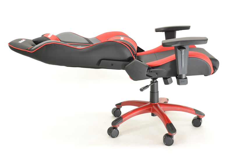 リクライニングを一番後ろに倒すと、ほぼ水平になる<br><span class="fnt-75">©尾田栄一郎／集英社・フジテレビ・東映アニメーション</span>