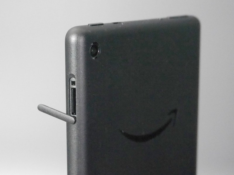 側面にはmicroSDスロットが用意される。対応容量は256GBから512GBへと増加している